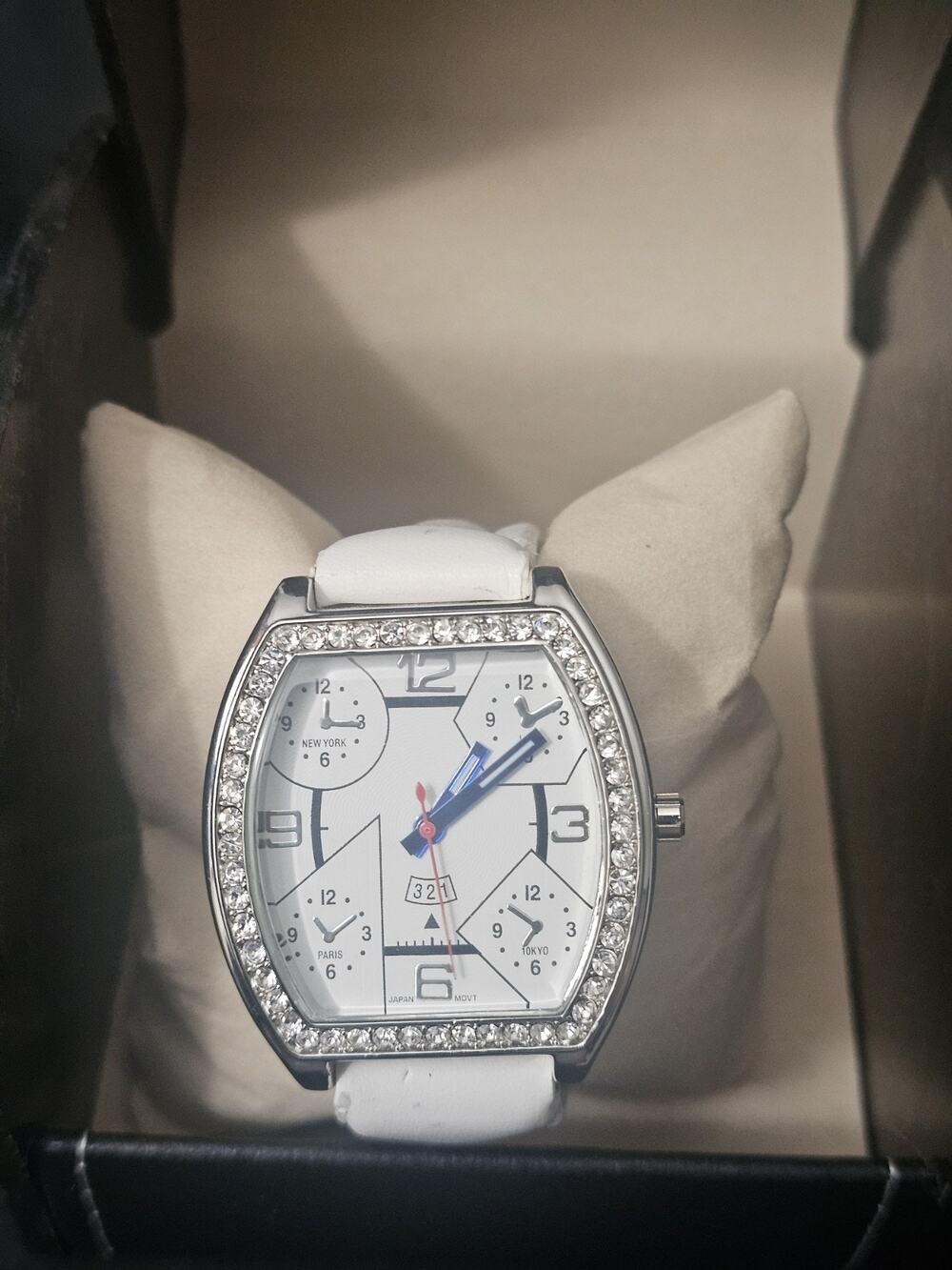 38.1mm crystal Fashion Analog Quartz watch w/white Faux Leather Band
